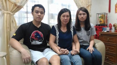 郭金福家人郭子毅（左起），莫桂美及郭子雯在住家接受媒体访问。