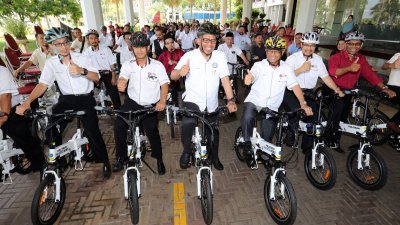 马来西亚工艺大学获政府提供200辆电动脚车，左3起为再尼乌江、瓦西德和陈有顺。 （摄影：刘维杰）