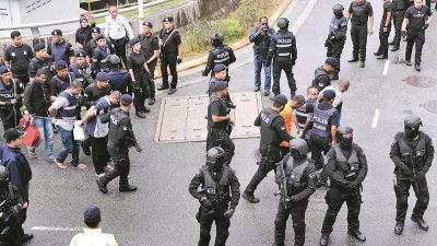 警方全副武装押送私会党徒，并封锁通往巴生法庭的主要道路。