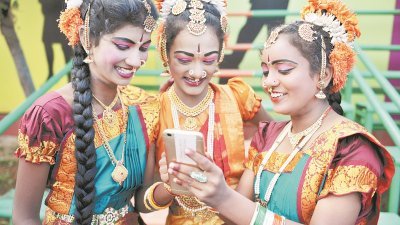 几名印度姑娘在国庆日当天以手机自拍。印度媒体报导，印度政府以“担忧数据泄露危害安全”为由，警告多个中国手机制造商，要求限期整改。