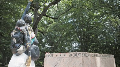 竖立在马里兰州巴尔的摩市的李将军和杰克逊纪念雕像，在周三被移除，目前仅剩雕像基座。