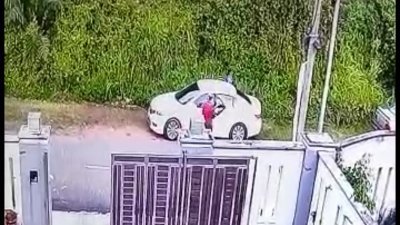 据民众闭路电视摄下画面显示，窃贼乘坐假车牌的白色轿车干案，趁无人在家，潜入屋内偷窃。