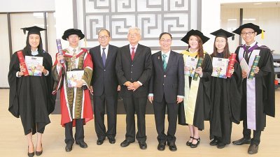 曹智雄（左3起）、陈祖排及蔡贤德，与取得卓越成绩的毕业生合照。