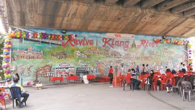 巴生哥打桥的“巴生历史走廊”，是全巴生最巨型壁画，壁画带领民众走入时光隧道。