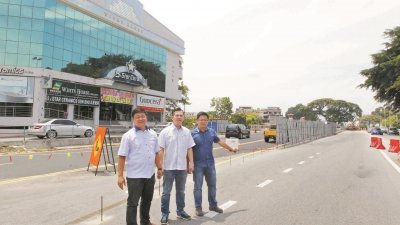 邱文传（左起）、朱健成及赵竟荣展示公共工程局已在旧桥梁旁边，开放3条车道供车辆来往。（摄影：李家俊）
