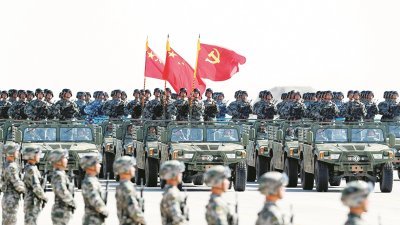 中国在实现“中国梦”的过程中，必须避免步上西方大国崛起后走向霸权主义 的后尘，图为中国人民解放军阅兵仪式。