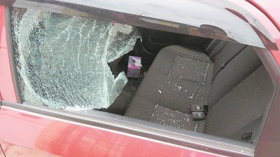 轿车的左后方车窗被打破。