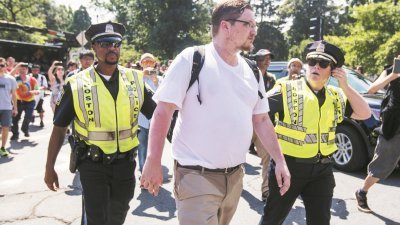 波士顿“自由言论集会”被反种族主义示威者包围，集会被迫提前解散，参与者在警员的护送下离开。