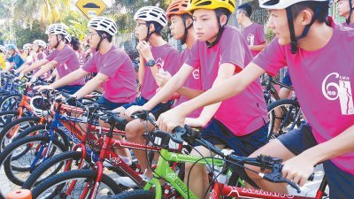 巴生光华独中及国民型中学100名学生，获邓章钦赠送脚车。