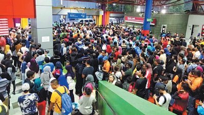 大批乘客周六晚挤爆武吉加里尔轻快铁站，一些乘客还反映，需耗时一小时，才成功乘搭列车离开。