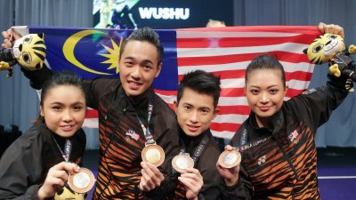 大马武术队于周日在吉隆坡东运进账3金3银，潘依嫣（左起）、叶伟健、黄永升和罗莹婷展示了所获得的奖牌。（摄影：骆曼）