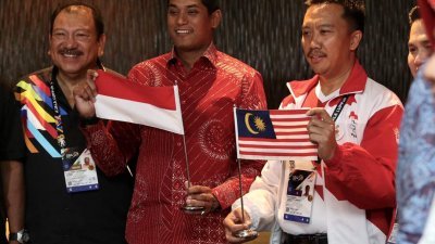 凯里代表马来西亚向印尼就国旗风波致歉。