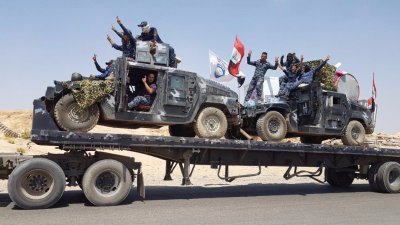 伊拉克军队在从IS手中收复摩苏尔后，周日宣布要重夺北部重镇泰勒阿费尔。图为伊拉克装甲部队上周二挺进泰勒阿费尔。