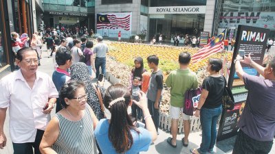 吉隆坡东运会正式拉开序幕，来自各国的旅 客开始涌入大马，也趁此机会到访各个旅游 景点，其中旅游热门景点武吉免登更是挤满 人群，柏威年广场前的1000只东运会吉祥物 “Rimau”更是游客必到之处。（摄影：张真甄）