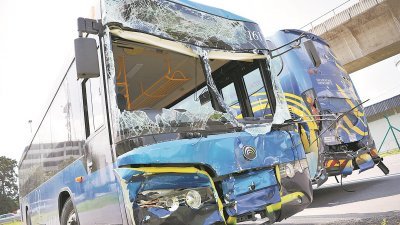 载有11名缅甸选手及联络官的巴士（左），猛撞上前方突然煞车的巴士后，造成其中7名选手受伤；而前方巴士也有一名菲律宾女教练受伤。