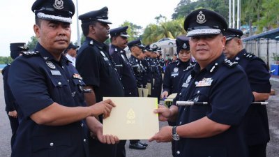 阿都嘉里尔（右）颁发嘉许状予马六甲中央警区交通执法和调查组主任尼占助理警监。