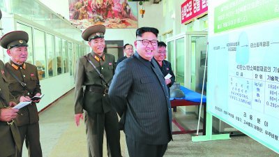 朝鲜官媒朝中社在周三发放最高领袖金正恩（右2），视察国防科学院旗下的化学物料研究所的照片，该处是朝鲜研发各类型导弹的重地。-法新社-