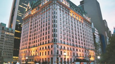 建于1907年的广场酒店是纽约著名地标，期间曾多次易手，美国总统特朗普亦曾是酒店的持有者。