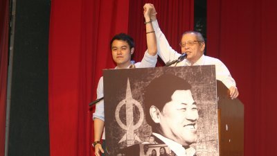 林吉祥（右）宣布郭子毅担任他的政治秘书，这也是林吉祥从政50年来首次有父子前后担任其左右手。（摄影：伍信隆）