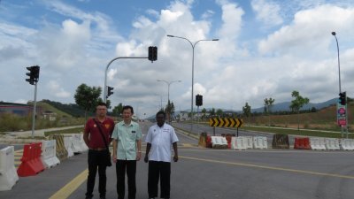谢琪清（中）指新路段通车后，芙蓉市区的交通将可获得舒缓。左为其助理李汉强及加里卡胜。