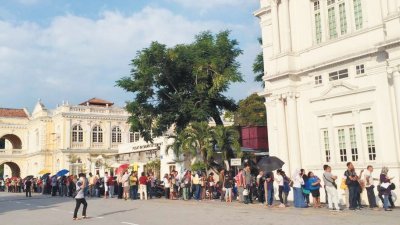 许多摊格申请者于周三早上前往槟岛市政厅大厦面试，排队人龙近100公尺。