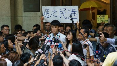 游蕙祯和梁颂恒的上诉，周五遭到终审法院驳回，失去香港议员资格已成定局。这是两人在终审法院外向媒体发表讲话。