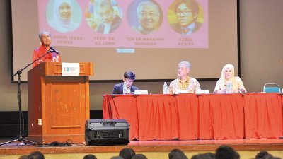 马哈迪（左）在“中资来马：操之过急”论坛上发表谈话。右起努鲁依莎、佐摩、阿兹鲁。（摄影：陈为康）