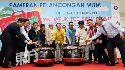 洪桂礼（左5起）、郑修强、包一雄等嘉宾以击鼓方式为2017柔州马来西亚国际旅游展（MITM）主持开幕仪式。（摄影：刘维杰）