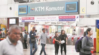 位于吉隆坡中环的电动火车站，原本显示班次的牌子已被关闭，导致乘客无法得知下一趟班车的时间。（摄影：伍信隆）
