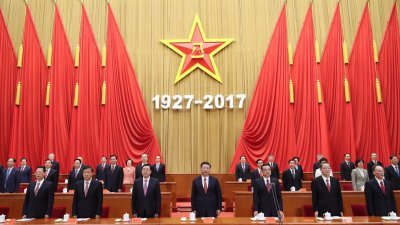 中共中纪委书记王岐山（右）最后一次露面，是在8月1日与其他6名政治局常委，出席解放军建军90周年大会。