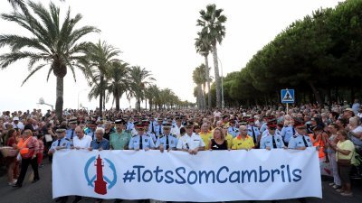 加泰罗尼亚警员、西班牙国民警卫队、国家警察和紧急部门的人员，周六拉起写上“我们是坎布里尔斯人”的布条，率领民众在坎布里尔斯市游行，反对恐怖主义。