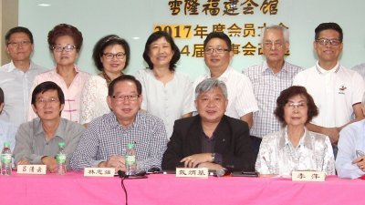 林云南（前排左起）、吕清云、林忠强、戴炳基、李萍和陈庆地完成新届理事选举后，一同合影。 （摄影：伍信隆）