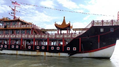 古色古香的“郑和号”可让国内外游客乘著船，游览及一探马六甲海峡与皇京港的蜕变。