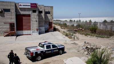 墨西哥蒂华纳市靠近美墨边界的一座仓库，发现一条通往美国的地道。墨西哥当局周日派警员到仓库范围巡视。