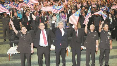 诺嘉兹兰（左2起）、阿末扎希、阿鲁及玛希尔等在内政部常月集会挥动国旗，高歌爱国歌曲。
