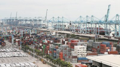 中国政府提倡“一带一路”后，巴生港口自由贸易区迎来多家外资投资，因此也带动英达岛周边经济发展，令英达岛地价高涨。
