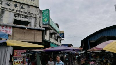 阿波罗早市已有46年历史，有逾400个小贩轮流摆摊，是拉惹乌达最热闹的市集。