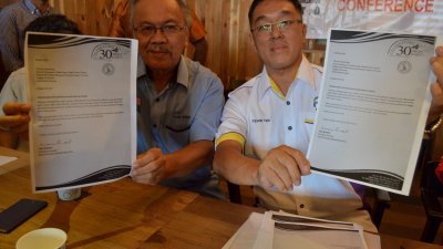 泰益瓦哈（左）及陈永丰出示信函，证明该组织曾与罗兴强见面。
