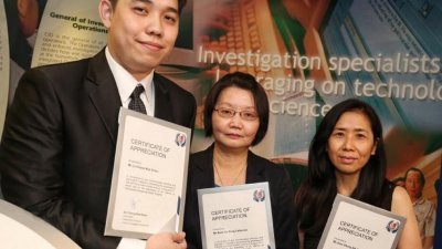 罗俊杰（左起）、郭玉琼和曾爱芬成功阻止一起电话诈骗案件，获新加坡警方表扬。