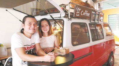 吴佳伦（左）和陈燕鸣（右）将身后的流动咖啡车开进古来大街的店内，经营咖啡馆，不再流动性卖咖啡。