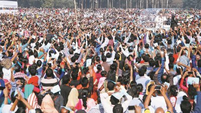 教宗方济各周五在孟加拉国首都达卡，主持大型的露天弥撒，吸引大批教徒到场参与。孟加拉国1亿600多万人口，以穆斯林为主，兴都教徒占了10%，基督教徒只有0.4%。