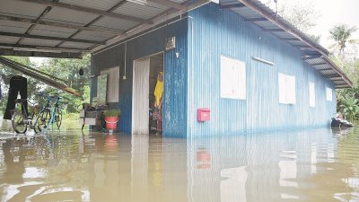 在道北，水灾灾情反复无常，原本中午灾情略有缓和，但下午雨后灾情再度恶化；图为靠近哥乐河的甘榜佳柏沙（Kampung Jal Besar）的情况，连续数天还未完全退水。