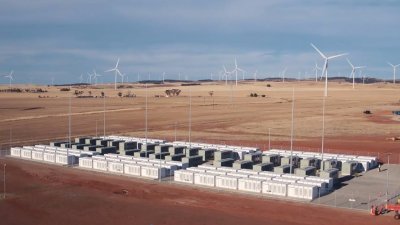 特斯拉在南澳州的锂电池系统，跟美式橄榄球场一样大，连结南澳一座风力电厂，储电量可为3万个家庭供电一小时。