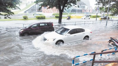 在发生槟城大水灾时，槟州地下会展中心前的路段水位高达1尺，导致多辆车抛锚路中。（档案照）