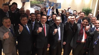 大马蝉联国际海事组织2018年至2019年度C组别成员国，廖中莱（前排左3）与代表团成员分享喜讯。左2为交通部秘书长拿督斯里沙里普丁。