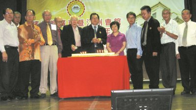 李永光（左4起）、锺亦传、赖亚汉、祝友明、张莉和刘志荣等人周二晚为槟榔屿广东暨汀州会馆庆祝222周年纪念联欢宴会主持切蛋糕仪式。