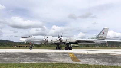 俄军的图-95MS战略轰炸机，周二抵达印尼巴布亚省比亚克岛，并于周四在南太平洋执行巡逻任务。