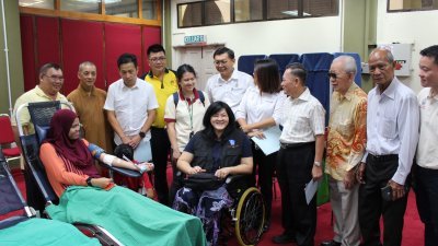 郑丽娟（前排左2）、胡栋强（后排左3）及郑来兴（后排左6）等人，为第18届残障人士捐血运动主持开幕仪式。