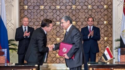 埃及总统塞西（右后）与俄罗斯总统普京（左后）见证俄国与埃及签署为埃及兴建首座核电厂的最终合约。