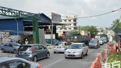 双溪毛糯新村的福利路长期面对阻塞问题，且常有重型车辆穿行，居民希望增设另一条出入口。（摄影：颜泉春）